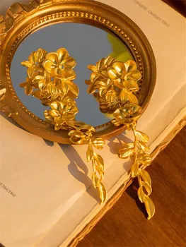 Винтажные серьги-гвоздики с цветочной кисточкой, геометрический металл, золотой цвет для женщин, женские ювелирные изделия, 2023 г., новая модная Франция, Корея